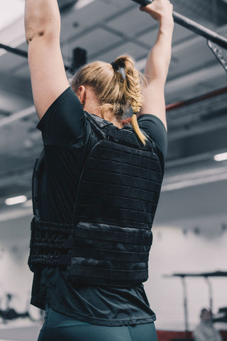Bumble Vest - painoliivi, musta maasto – käytössä, sivukulma treenissä sisätiloissa