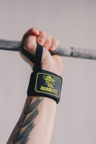 Peukalolenkki helpottaa rannetuen asettamista ennen kiristystä