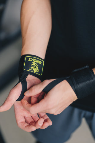 Rannetuet käytössä punnerruksessa, ranne pysyy suorassa ja vakaana