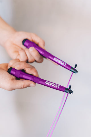 Buzz Rope detail – Otteen lähikuva, violetti kahva kädessä