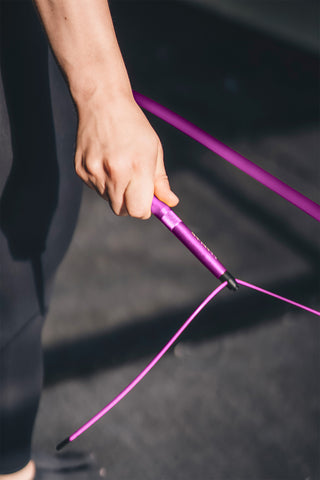 Violetti Buzz Rope sivulta – hyppynaru käytössä treenissä