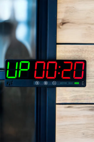 Mini Timer käytössä – kiinnittyy magneetilla telineeseen, itseseisova ja käännettävä