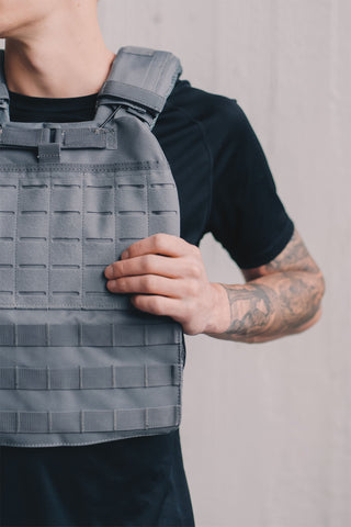 Harmaa kangas ja viimeistely – Bumble Vest painoliivi