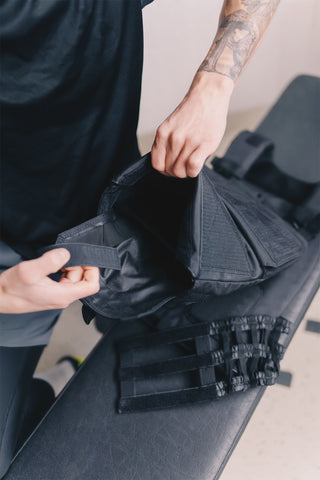 Painolevyn asennus Bumble Vest -liiviin, musta