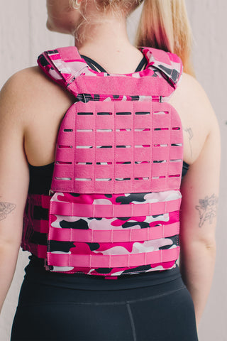 Burbees Bumble Vest pinkki maasto – takanäkymä liivistä